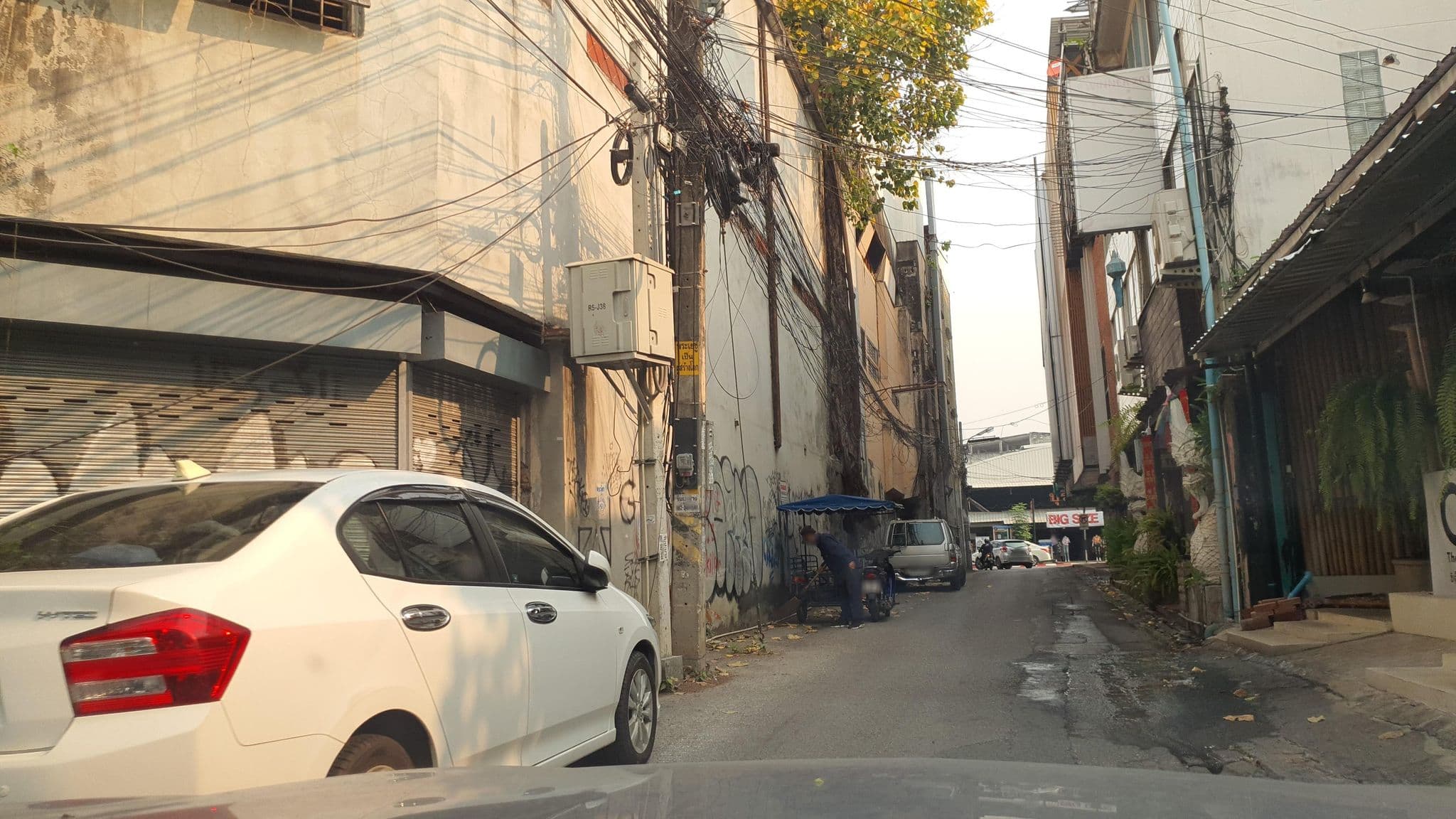 Street view near Plearn Hostel, Chiang Mai — © jrcarlsen (CC BY-SA · Mapillary)