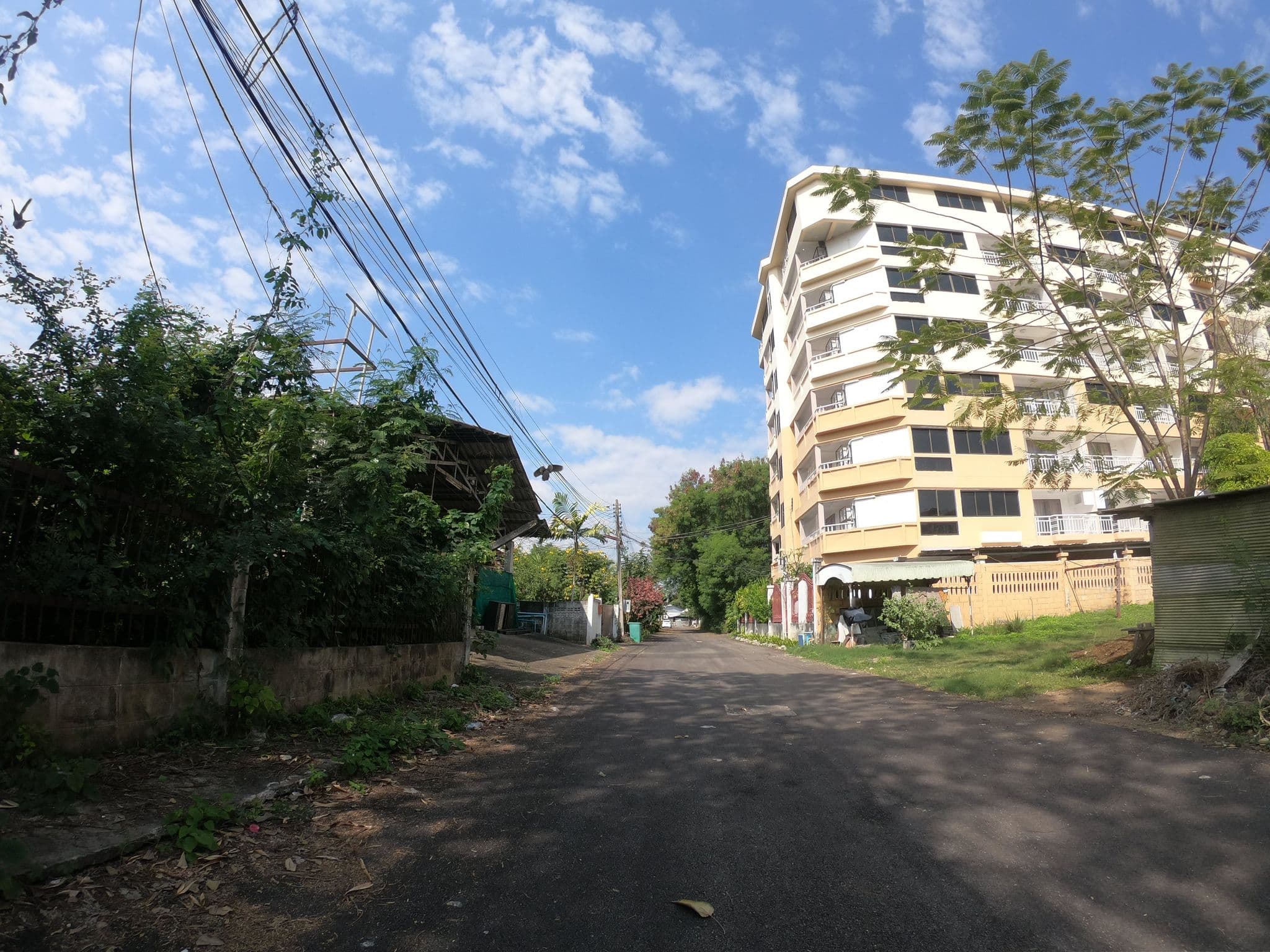 Street view near ซิลเวอร์แซนด์ อพาร์ทเม้นท์ เชียงใหม่, Chiang Mai — © chanuwath_grab (CC BY-SA · Mapillary)