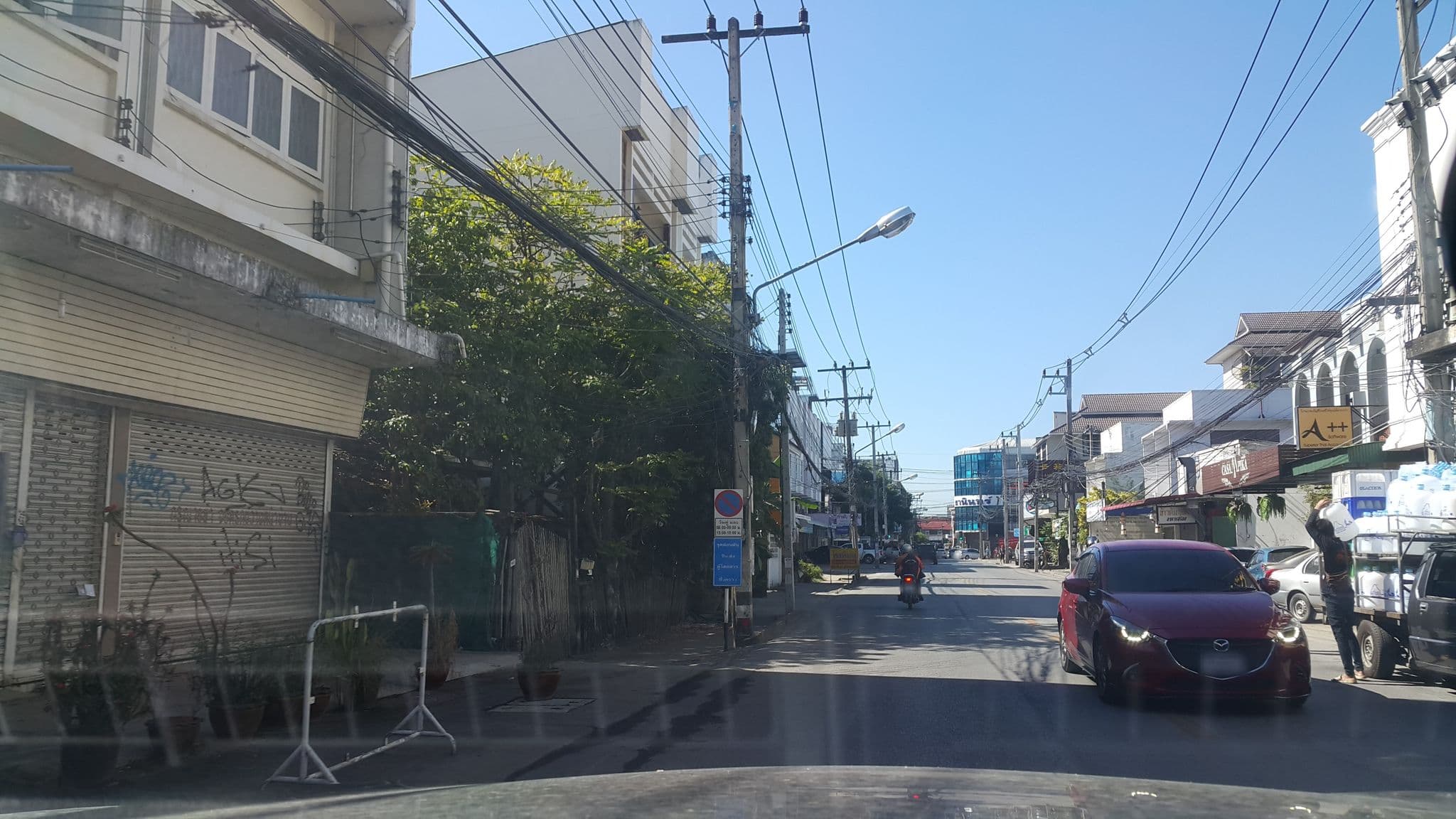 Street view near casaMpika, Chiang Mai — © jrcarlsen (CC BY-SA · Mapillary)