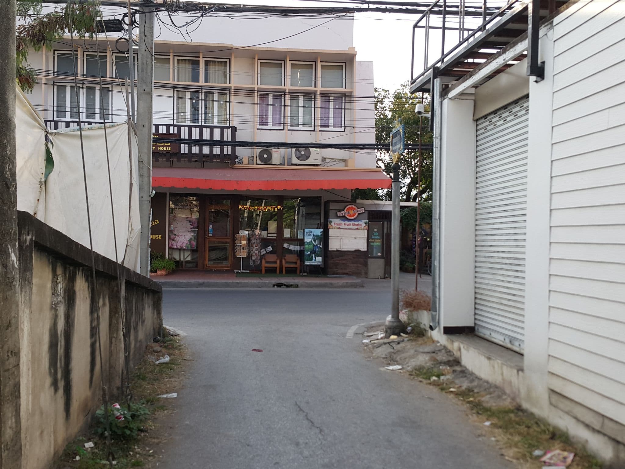 Street view near mint house, Chiang Mai — © jrcarlsen (CC BY-SA · Mapillary)