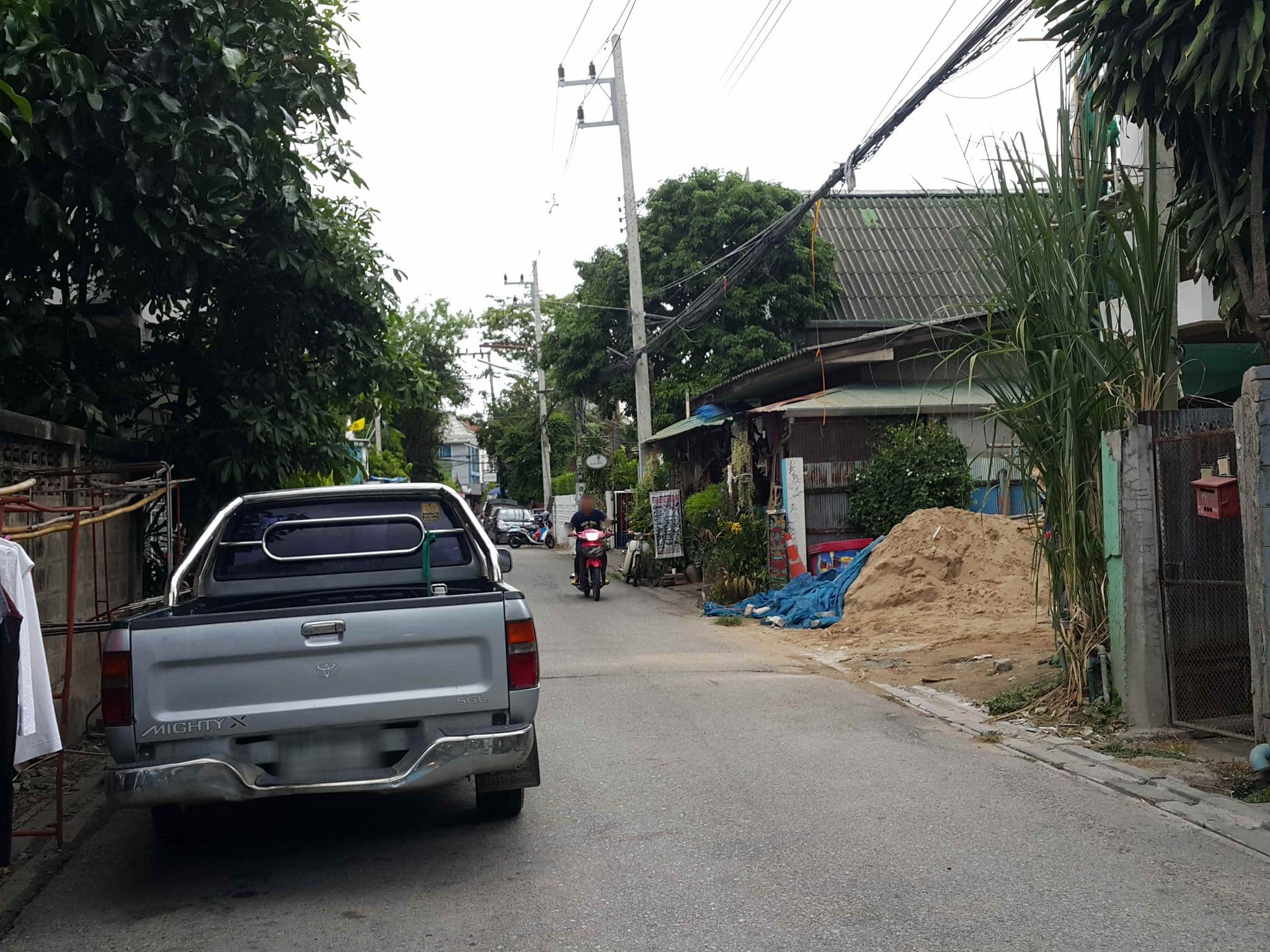 Street view near Chinda Boutique Hotel, Chiang Mai — © jrcarlsen (CC BY-SA · Mapillary)