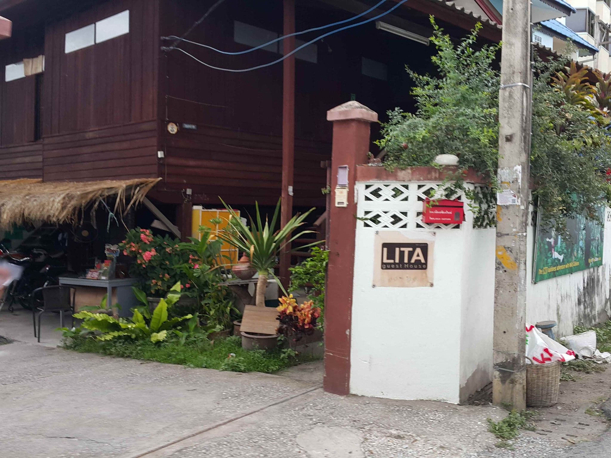 Street view near Lita Guesthouse, Chiang Mai — © jrcarlsen (CC BY-SA · Mapillary)