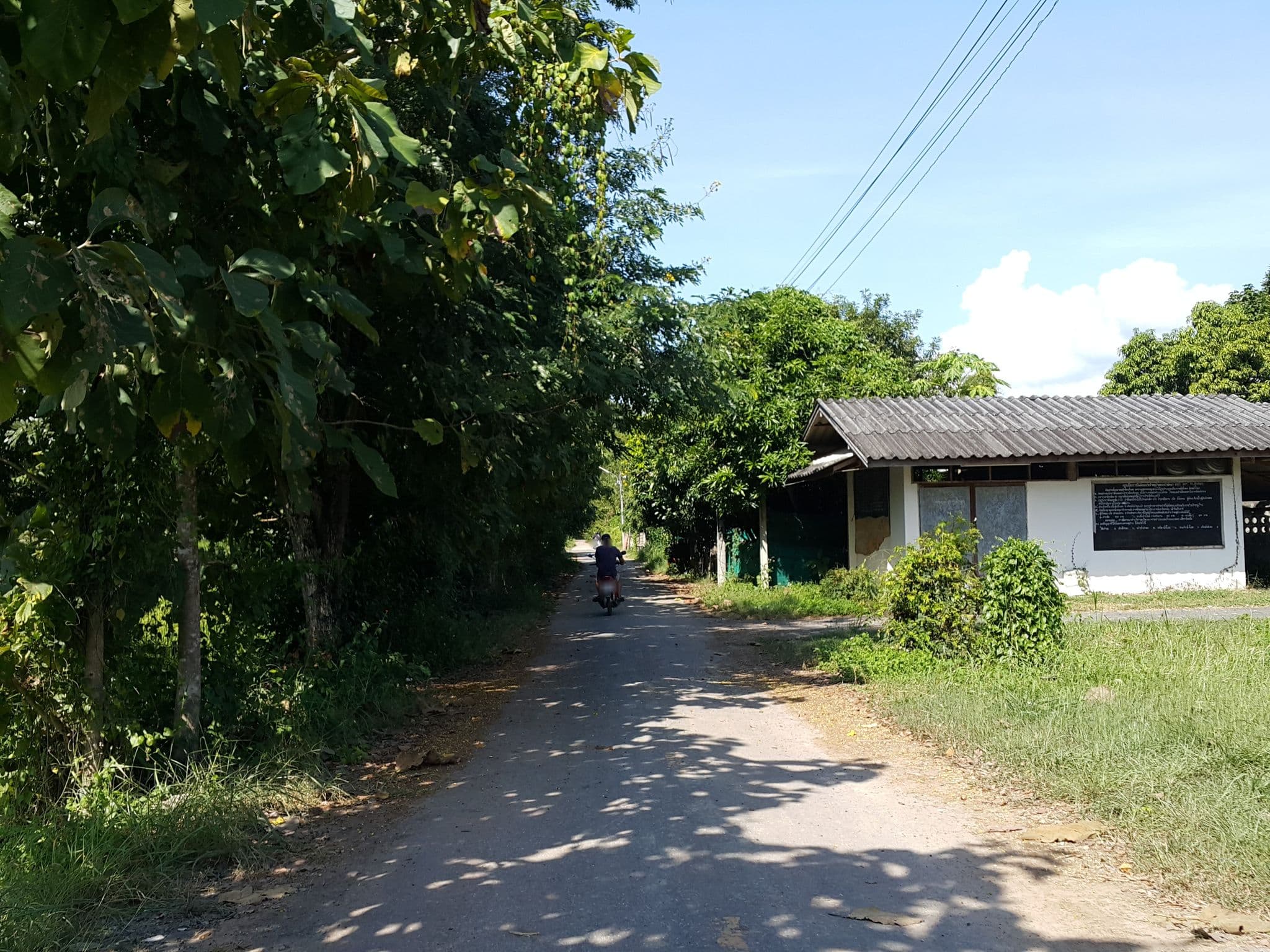 Street view near เฮือนนกฮูกบ้านนา, San Kamphaeng — © jrcarlsen (CC BY-SA · Mapillary)