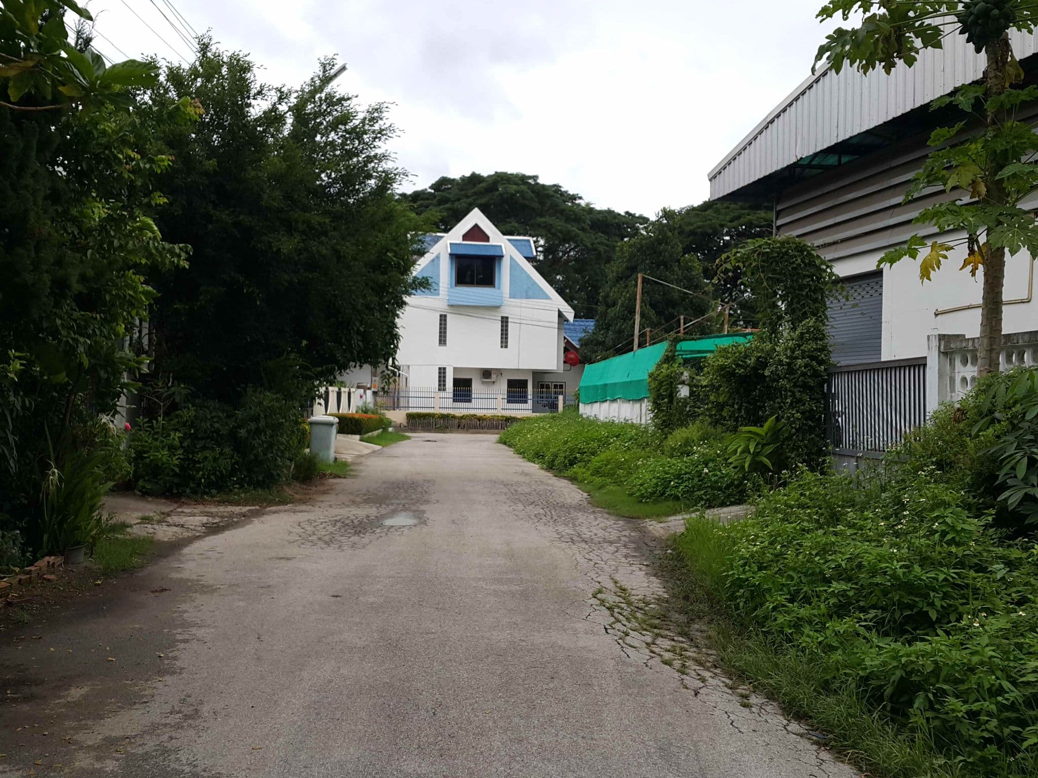 Street view near โรงแรมเชียงใหม่ลานนารีสอร์ท, Chiang Mai — © jrcarlsen (CC BY-SA · Mapillary)