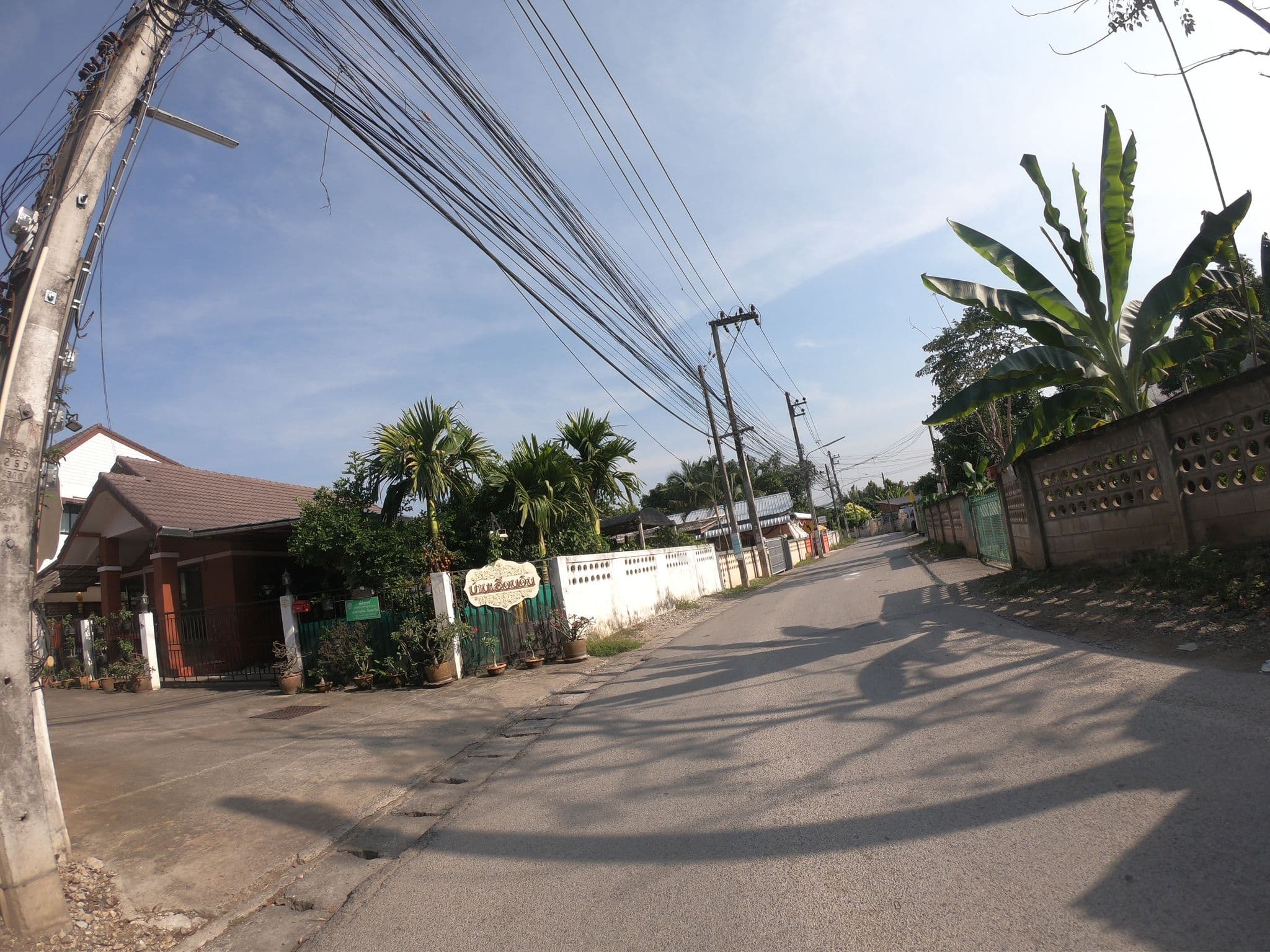 Street view near บ้านเฮือนอิน ( Baan Hauen Inn), Chiang Mai — © chanuwath_grab (CC BY-SA · Mapillary)