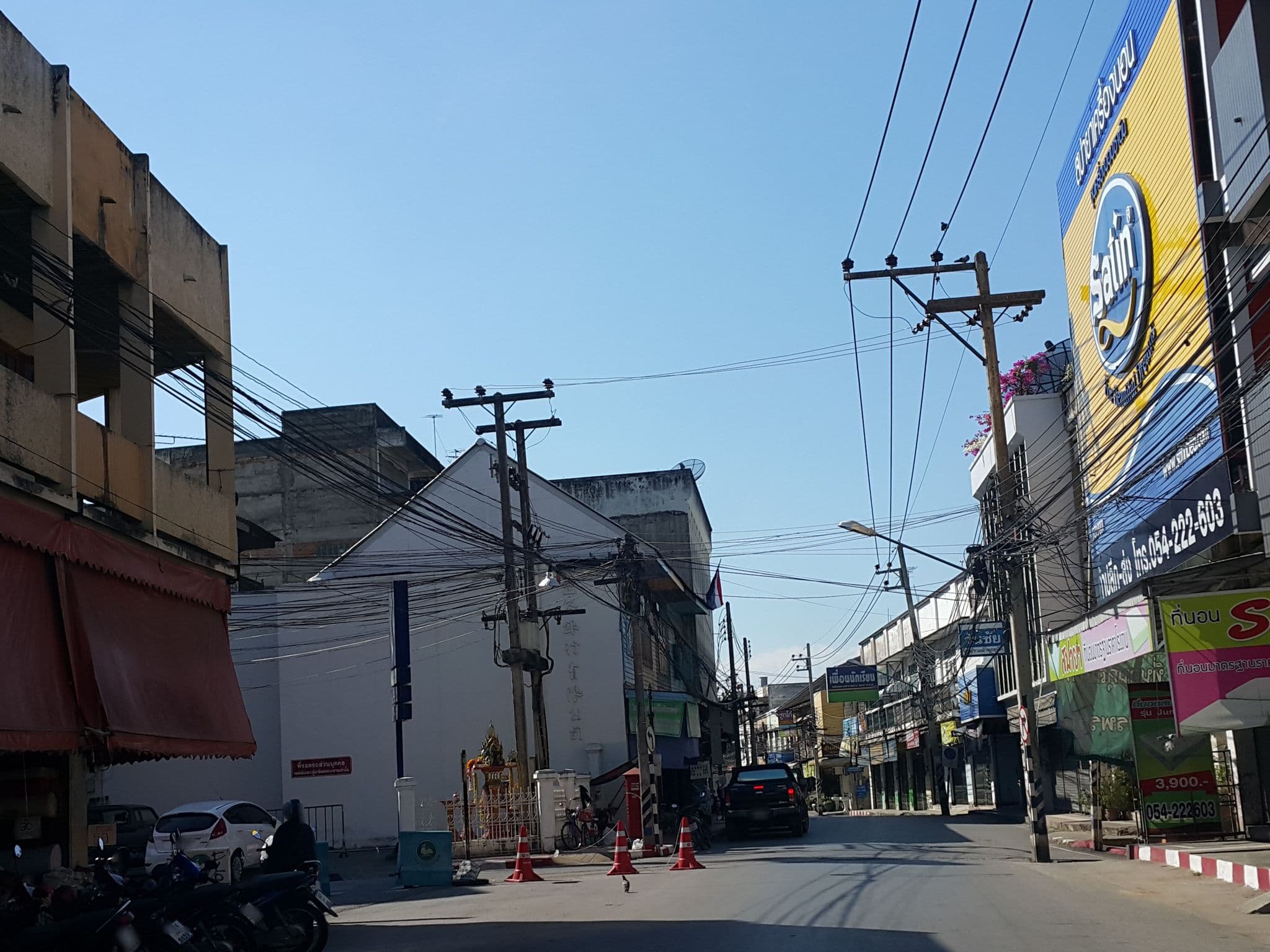 Street view near บ้านแม่บุญทอง - Ban Mea Boonthong Hotel, Lampang — © jrcarlsen (CC BY-SA · Mapillary)