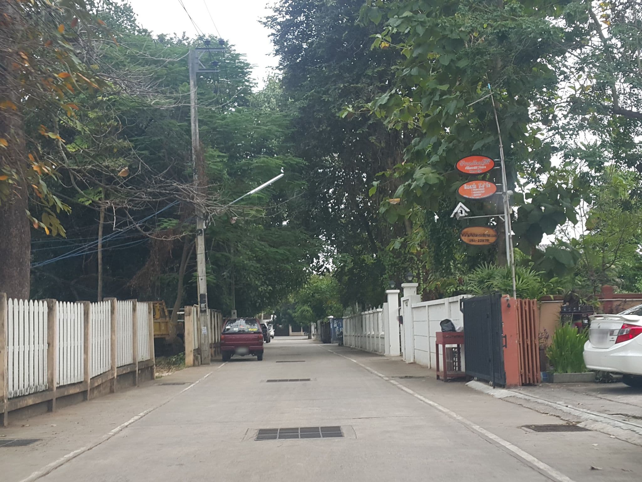 Street view near Akhamsiri Home | บ้านอคัมญ์สิริ, Lampang — © jrcarlsen (CC BY-SA · Mapillary)