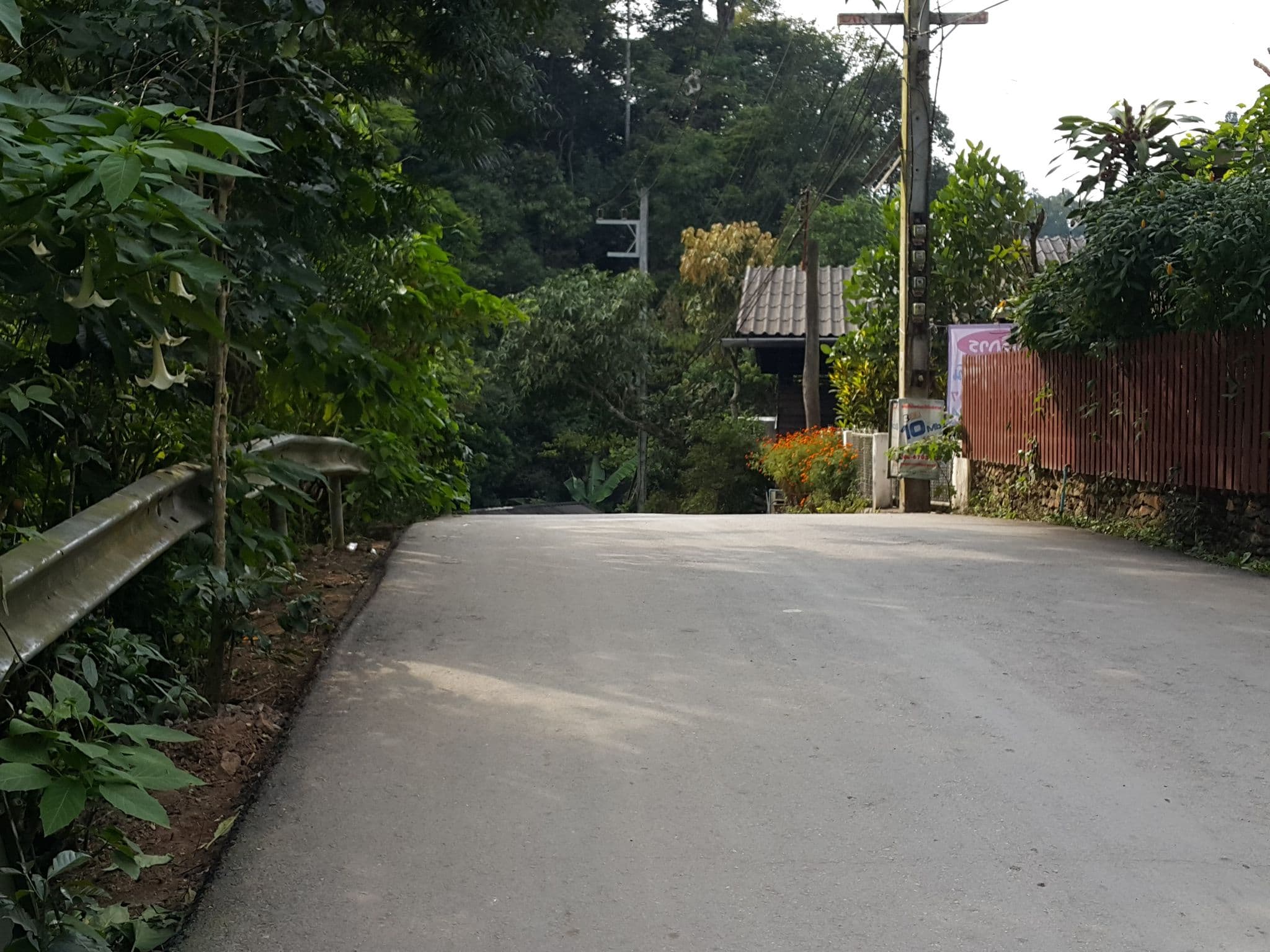 Street view near เฮือนฮิมน้ำ, San Kamphaeng — © jrcarlsen (CC BY-SA · Mapillary)
