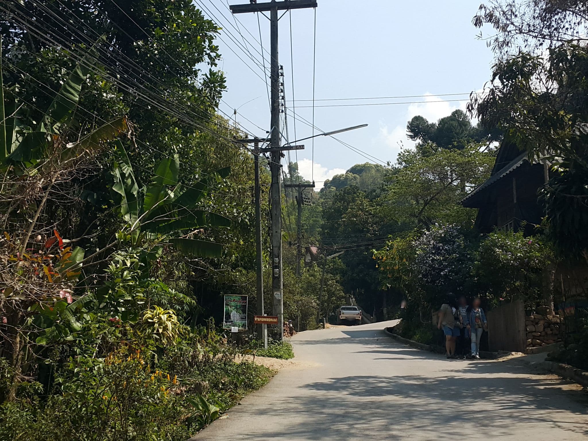 Street view near ฮิมดอยโฮม, San Kamphaeng — © jrcarlsen (CC BY-SA · Mapillary)