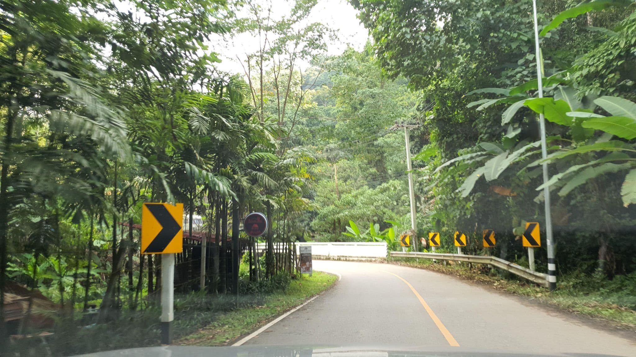 Street view near ฮิมดอยโฮม ณ ปางไฮ, San Kamphaeng — © jrcarlsen (CC BY-SA · Mapillary)
