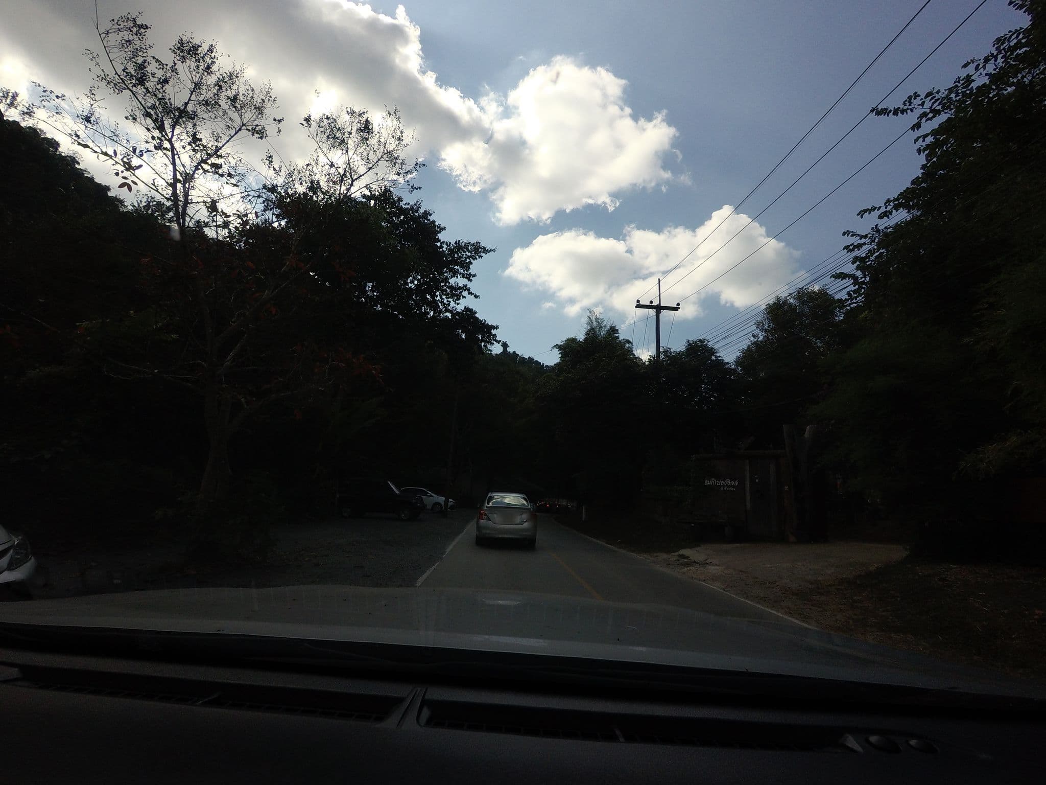 Street view near แม่กำปองฮิลล์, San Kamphaeng — © mishari (CC BY-SA · Mapillary)