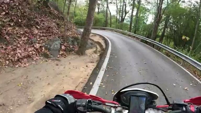 Street view near บ้านสายนำ้ผึ้ง, Mae Tha — © julcnx (CC BY-SA · Mapillary)