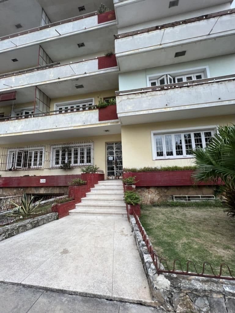 Street view near Casa Jorge Coalla Potts, Vedado