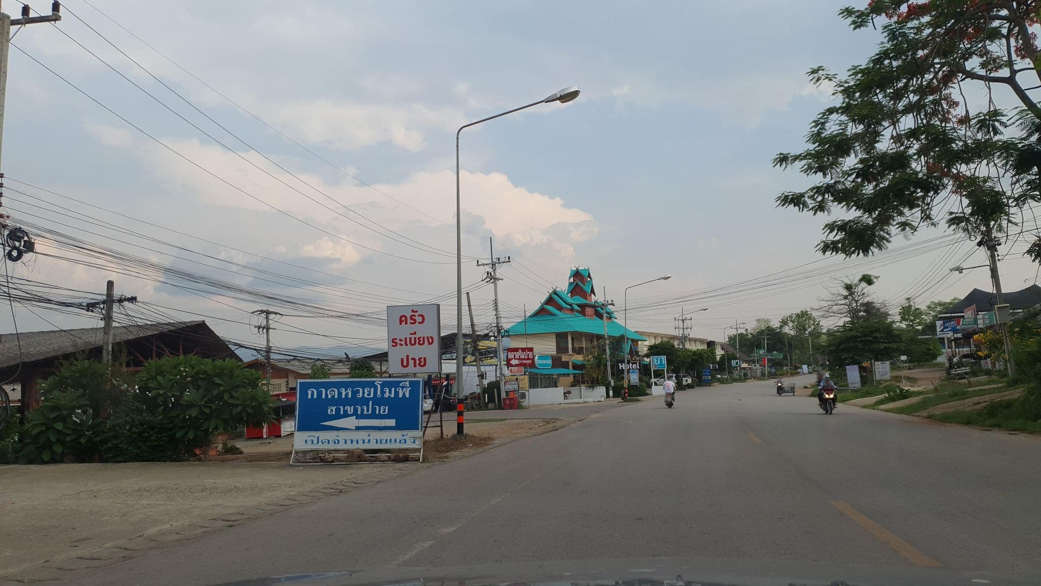 Street view near คุ้มพันตา ปาย, Pai — © jrcarlsen (CC BY-SA · Mapillary)