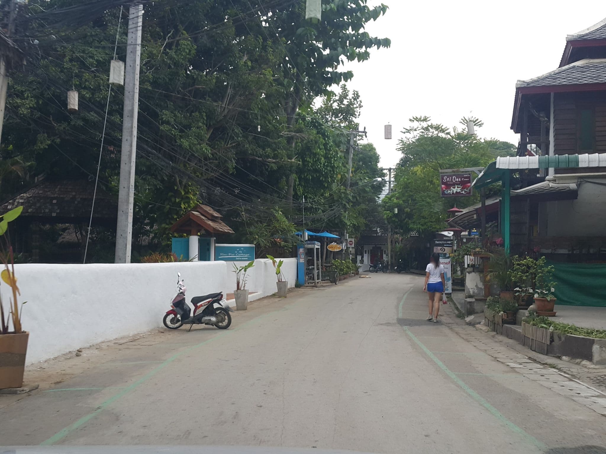 Street view near เฮือนสราญ, Pai — © jrcarlsen (CC BY-SA · Mapillary)