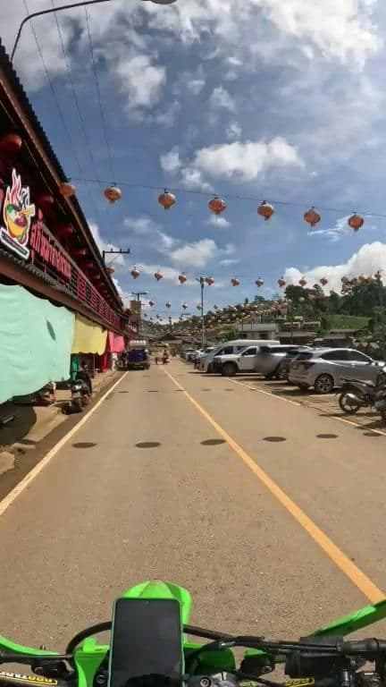 Street view near ชาสารักไทยรีสอร์ท (Chasa Rak Thai Resort), Mae Hong Son — © julcnx (CC BY-SA · Mapillary)