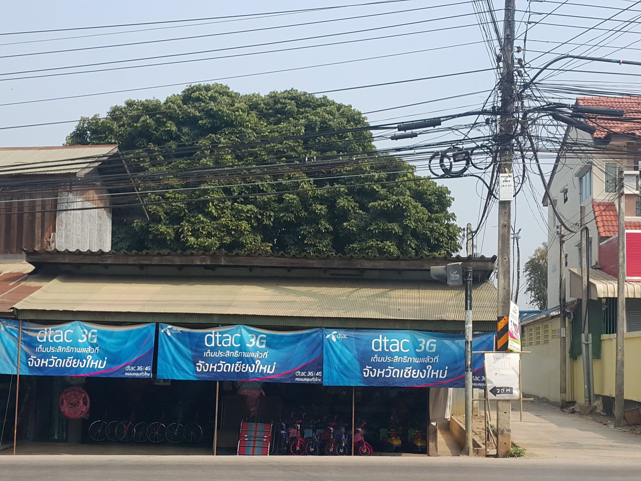 Street view near Chiangoad inn hotel, Ban Mae Waen — © jrcarlsen (CC BY-SA · Mapillary)