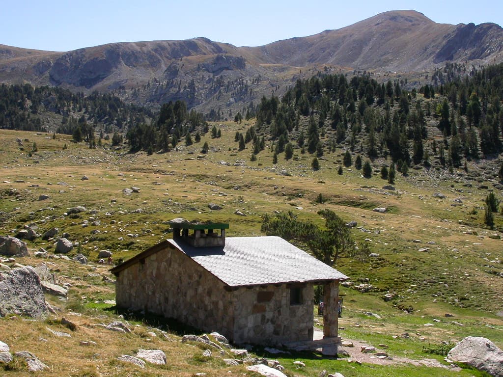 Refugi de Perafita (via Wikimedia Commons, CC BY-SA 3.0)
