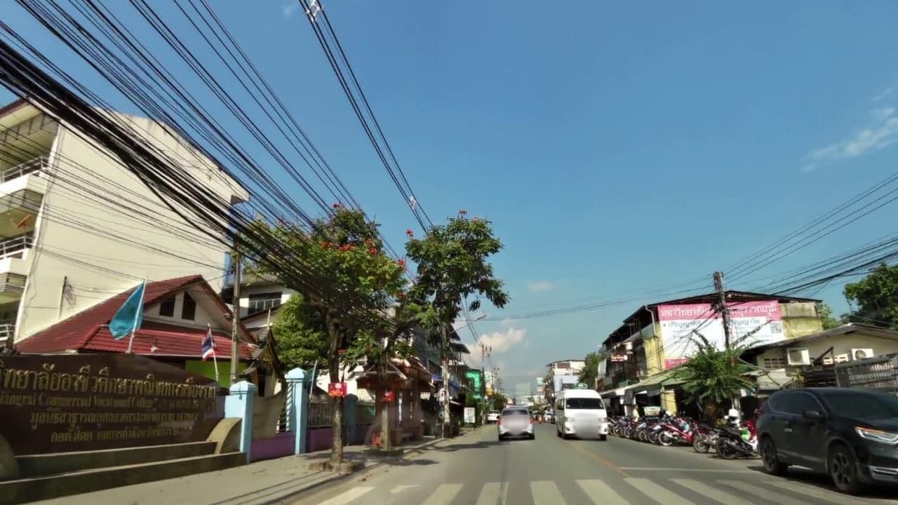 Street view near โรงแรมบ้านขุนยม, Chiang Rai — © toffy (CC BY-SA · Mapillary)
