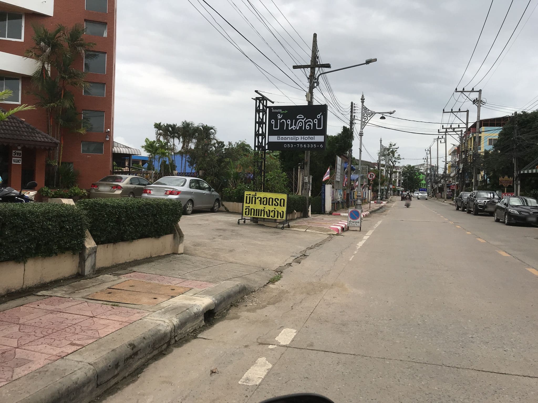 Street view near โรงแรมบ้านศิลป์ Baan Silp Hotel, Chiang Rai — © kiw (CC BY-SA · Mapillary)