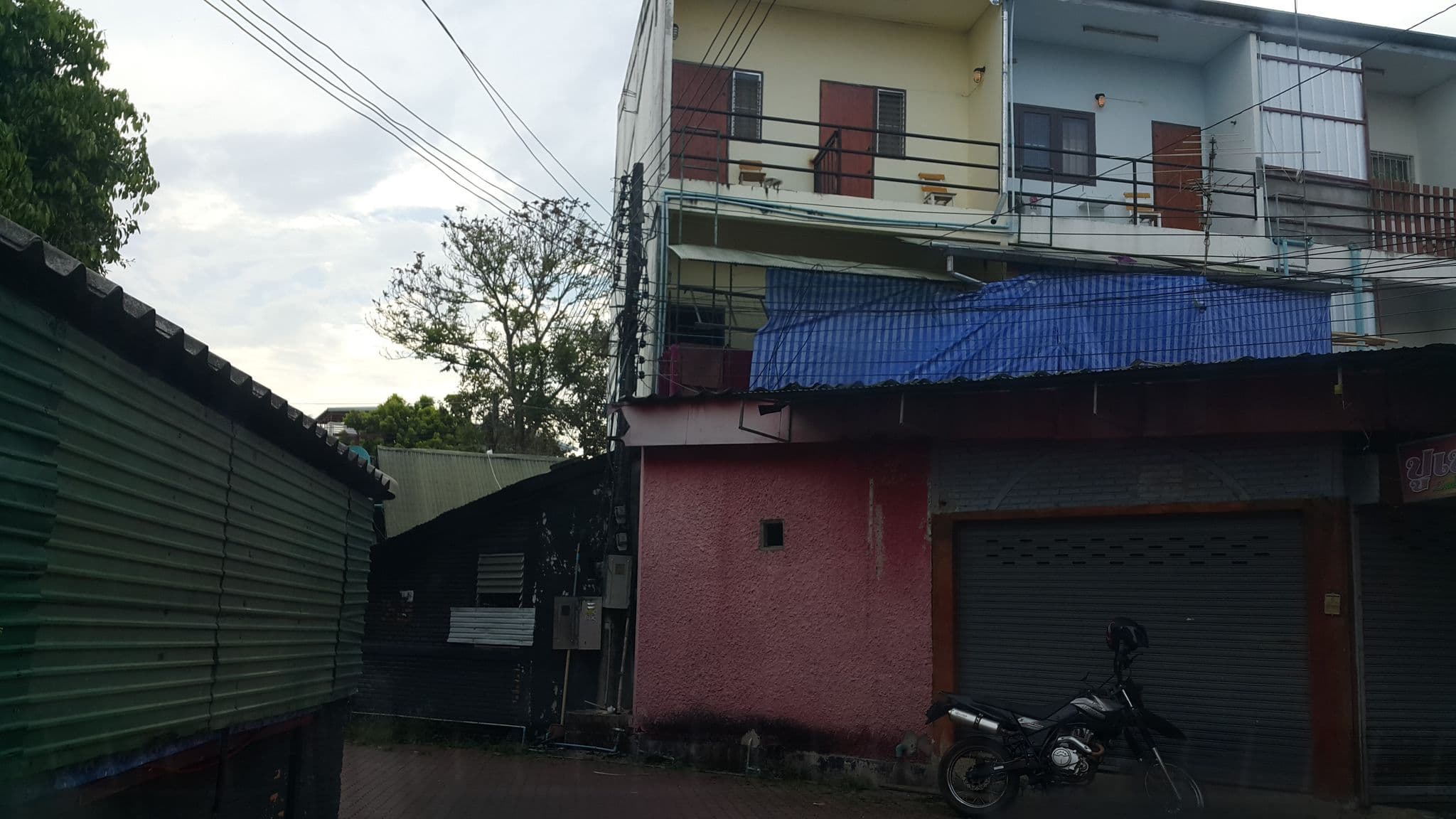 Street view near Baan P' Maali Hostel (บ้านพี่มะลิโฮสเทล เชียงราย), Chiang Rai — © jrcarlsen (CC BY-SA · Mapillary)