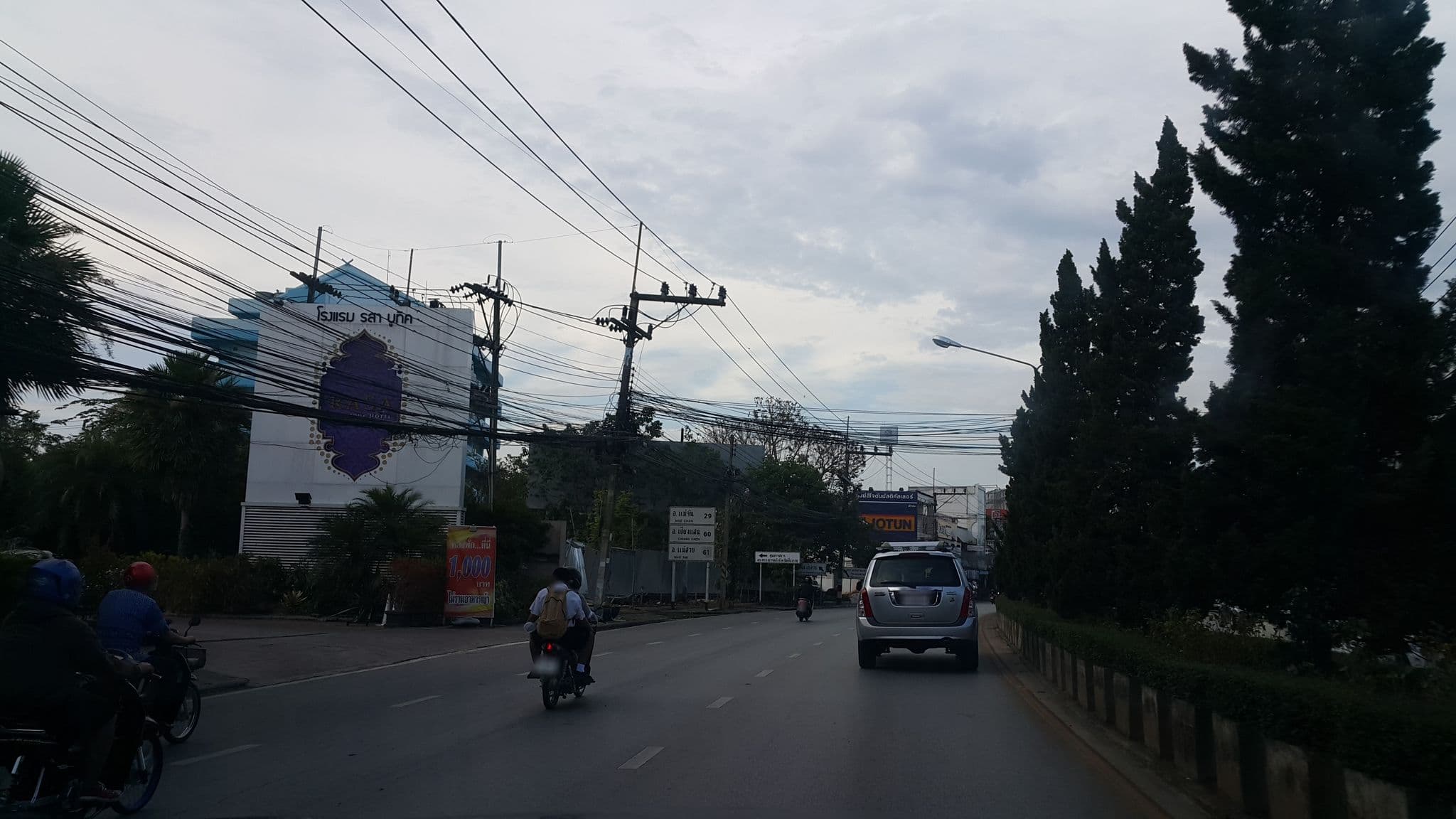 Street view near โรงแรมรสาบูทิค เชียงราย, Chiang Rai — © jrcarlsen (CC BY-SA · Mapillary)