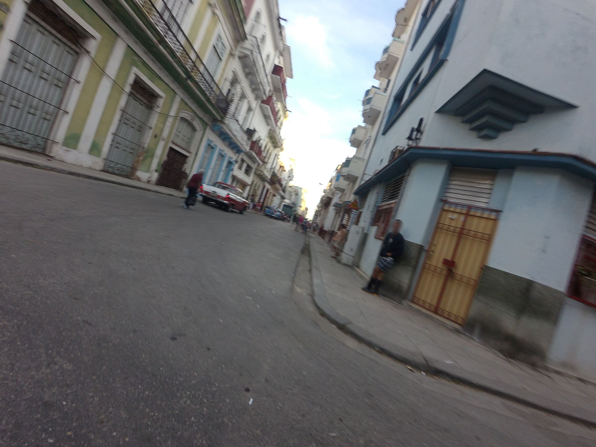 Street view near El Encanto de Perseverancia, Centro Habana