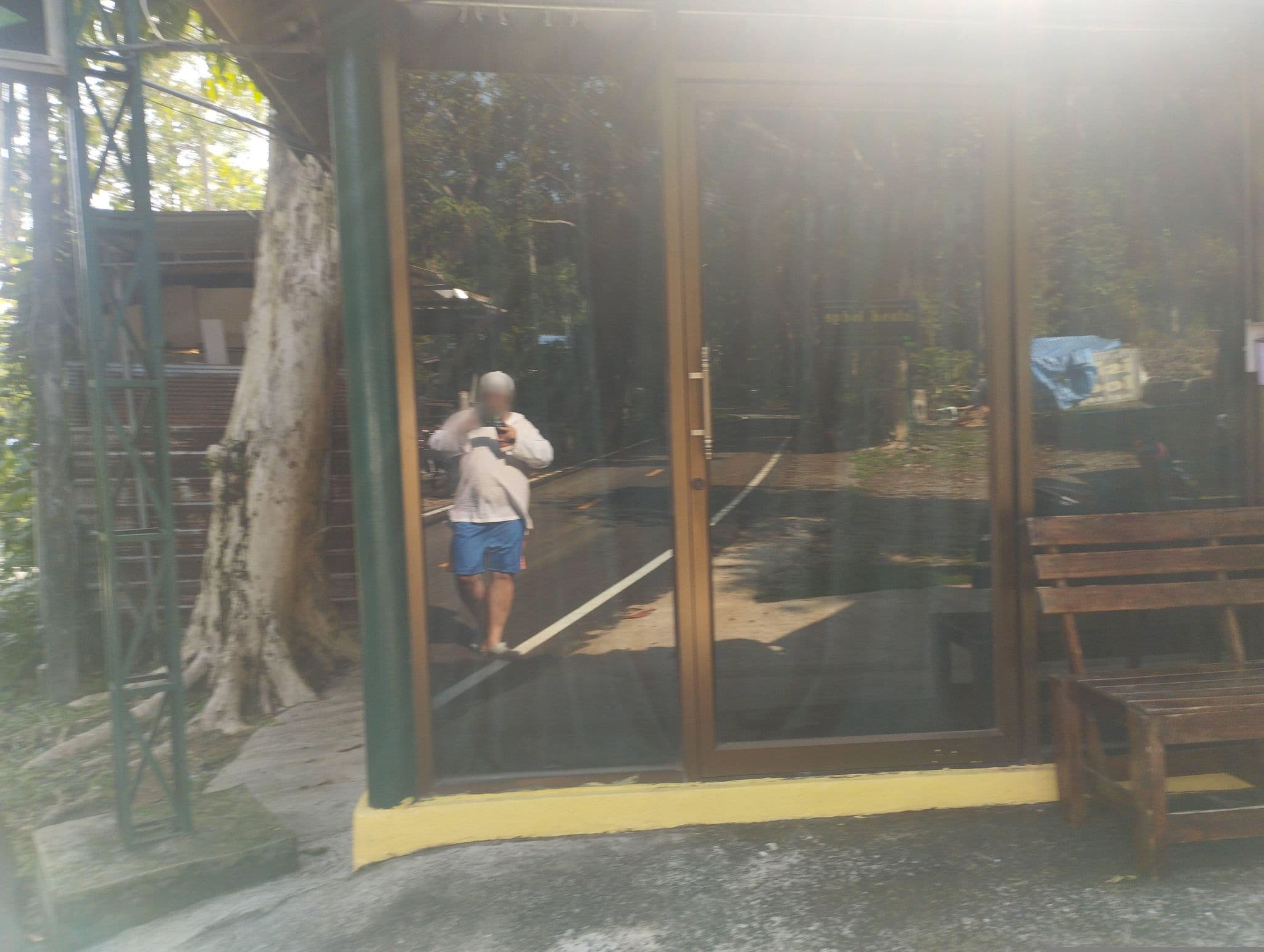 Street view near Tuk-Tuk Guesthouse, Ko Chang — © yard24 (CC BY-SA · Mapillary)