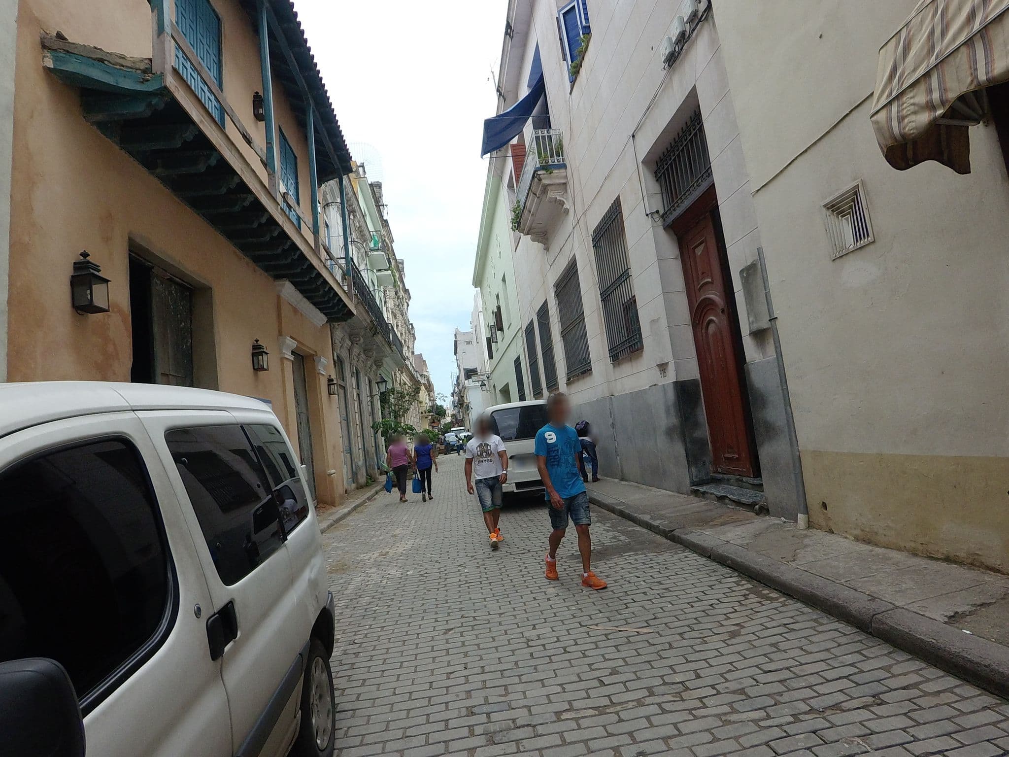 Street view near compañía Quiroz, La Habana Vieja — © elpbatista (CC BY-SA · Mapillary)