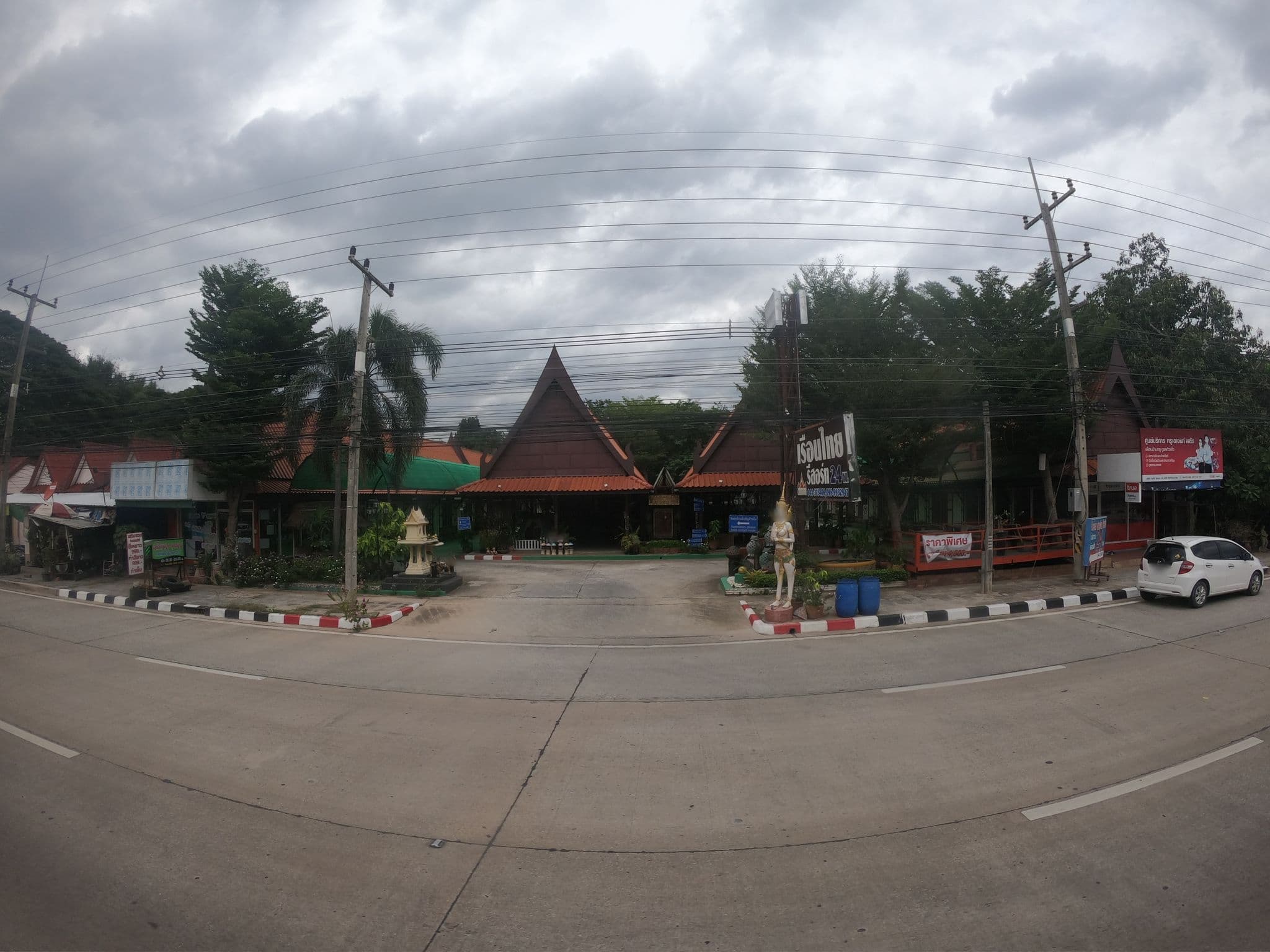 Street view near เรือนไทยด่านเกวียนรีสอร์ท, Chok Chai — © ozflor (CC BY-SA · Mapillary)