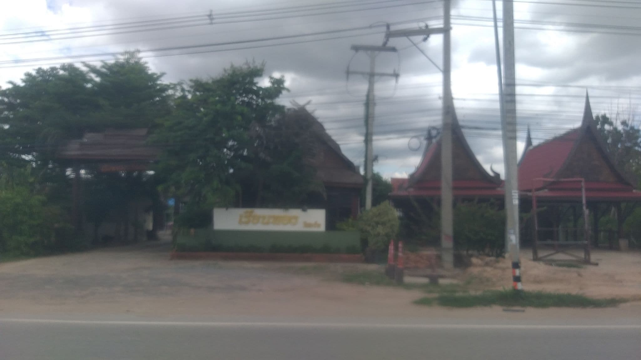 Street view near Ruenthong Resort & Restaurant (เรือนทองรีสอร์ท), Nakhon Ratchasima — © ozflor (CC BY-SA · Mapillary)
