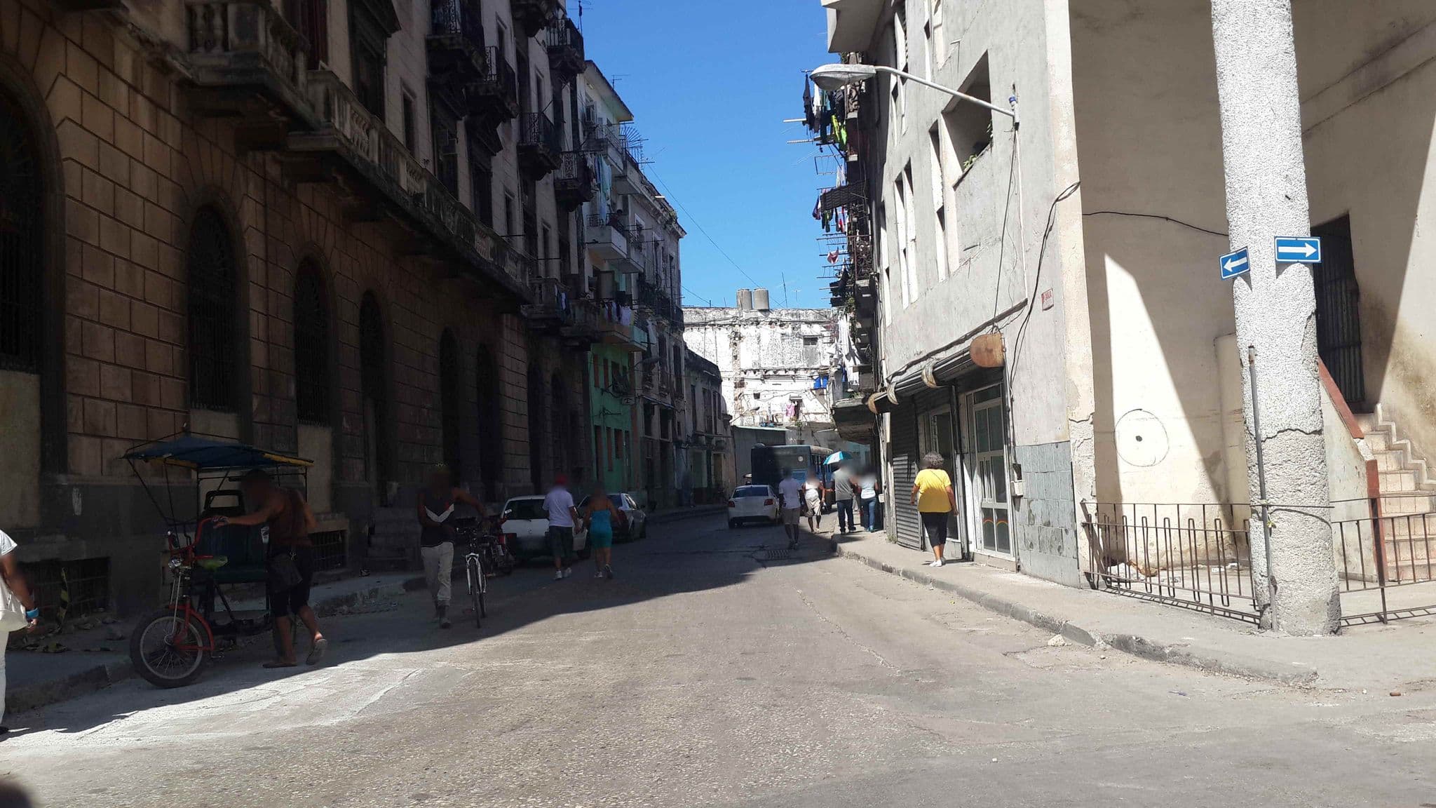 Street view near Apartamentos Moure, Centro Habana