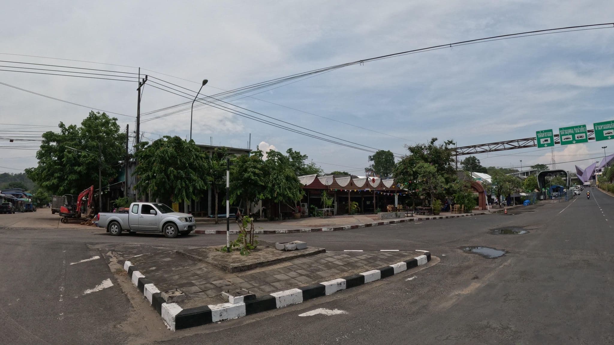 Street view near ช่องเม็กบ้านสวน, Phibun Mangsahan — © ThailandCambodia (CC BY-SA · Mapillary)