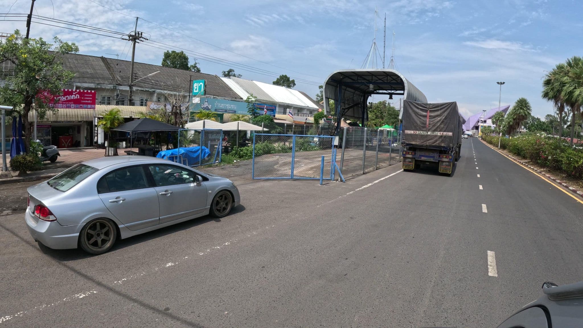 Street view near โรงแรมแสงอาลุน, Phibun Mangsahan — © ThailandCambodia (CC BY-SA · Mapillary)