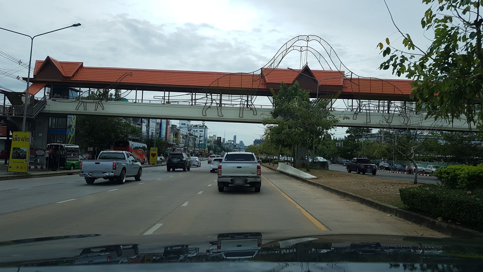 Street view near โรงแรมเจริญธานี ขอนแก่น, Khon Kaen — © rariyaso (CC BY-SA · Mapillary)