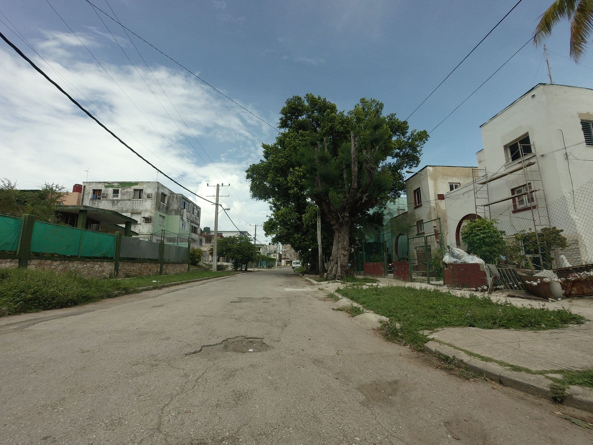 Street view near Casa Guevara Alba, Hostel Travel Choice Tripdavisor y Booking, Almendares