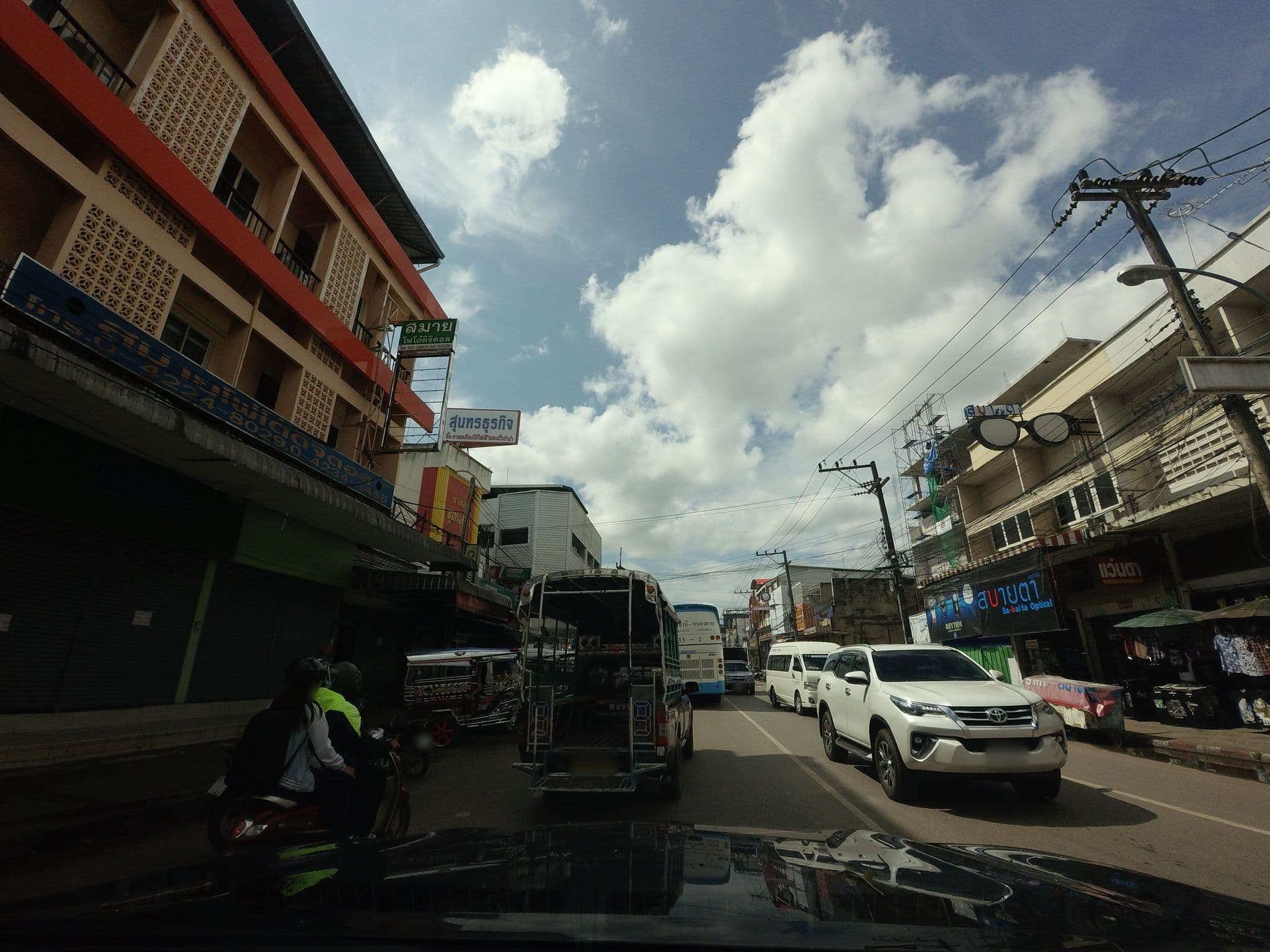 Street view near โรงแรมมาลาศรีแสงเด่น, Udon Thani — © mishari (CC BY-SA · Mapillary)