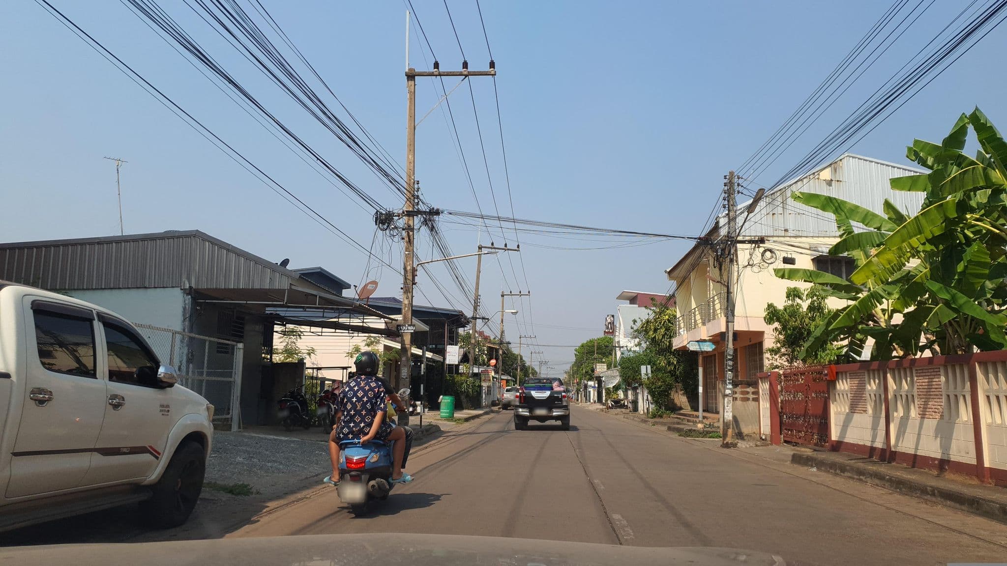 Street view near ธนาคุณโฮเต็ล, Udon Thani — © jrcarlsen (CC BY-SA · Mapillary)