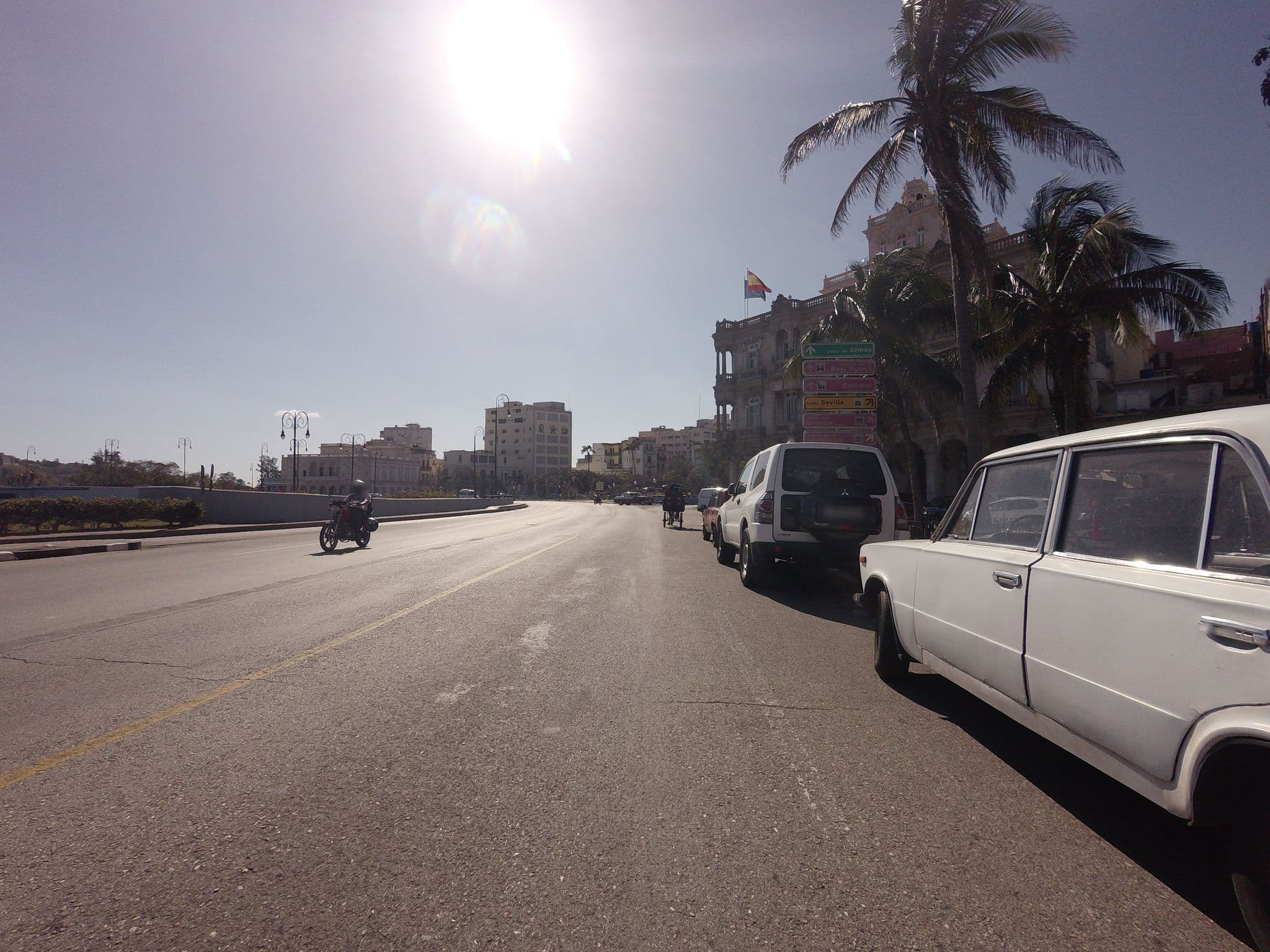 Street view near La Terraza de Mary, Centro Habana