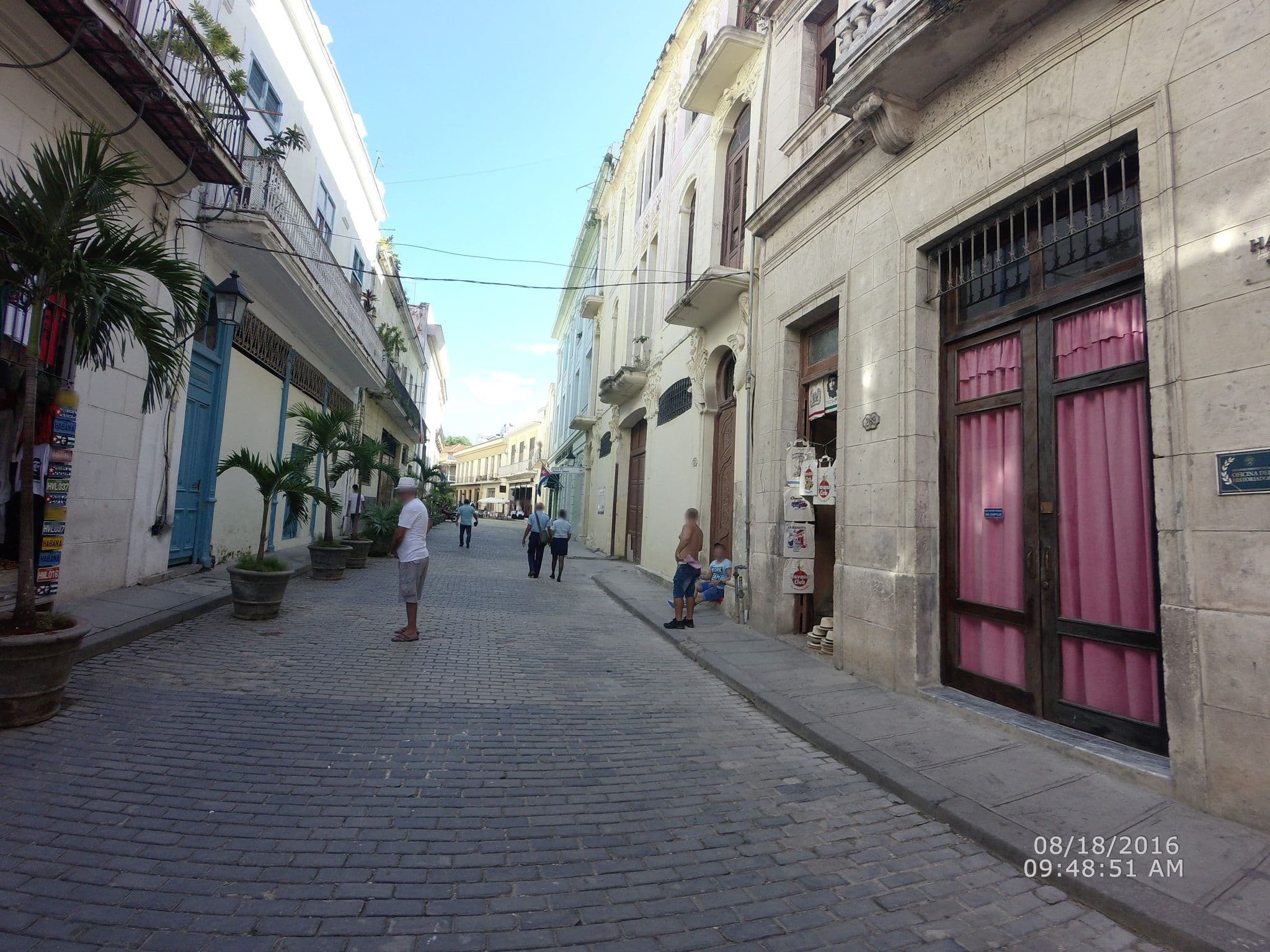 Street view near Casa Bella, La Habana Vieja