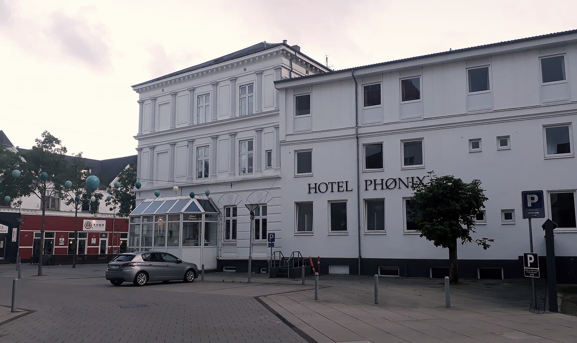 Hotel Phønix (via Wikimedia Commons, CC BY 4.0)