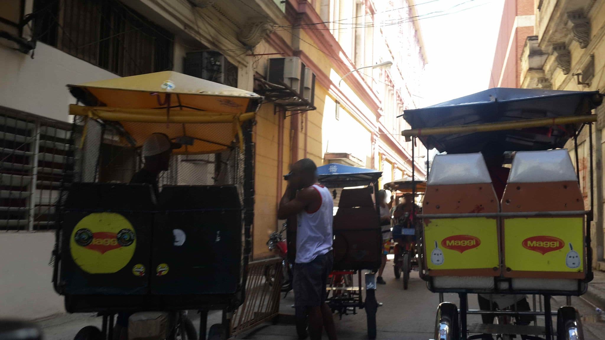 Street view near Casa de estrella, Centro Habana