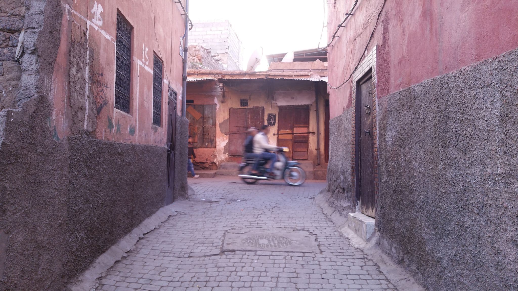 Street view near Riad Der Alif, Méchouar-Kasba — © shlublu (CC BY-SA · Mapillary)