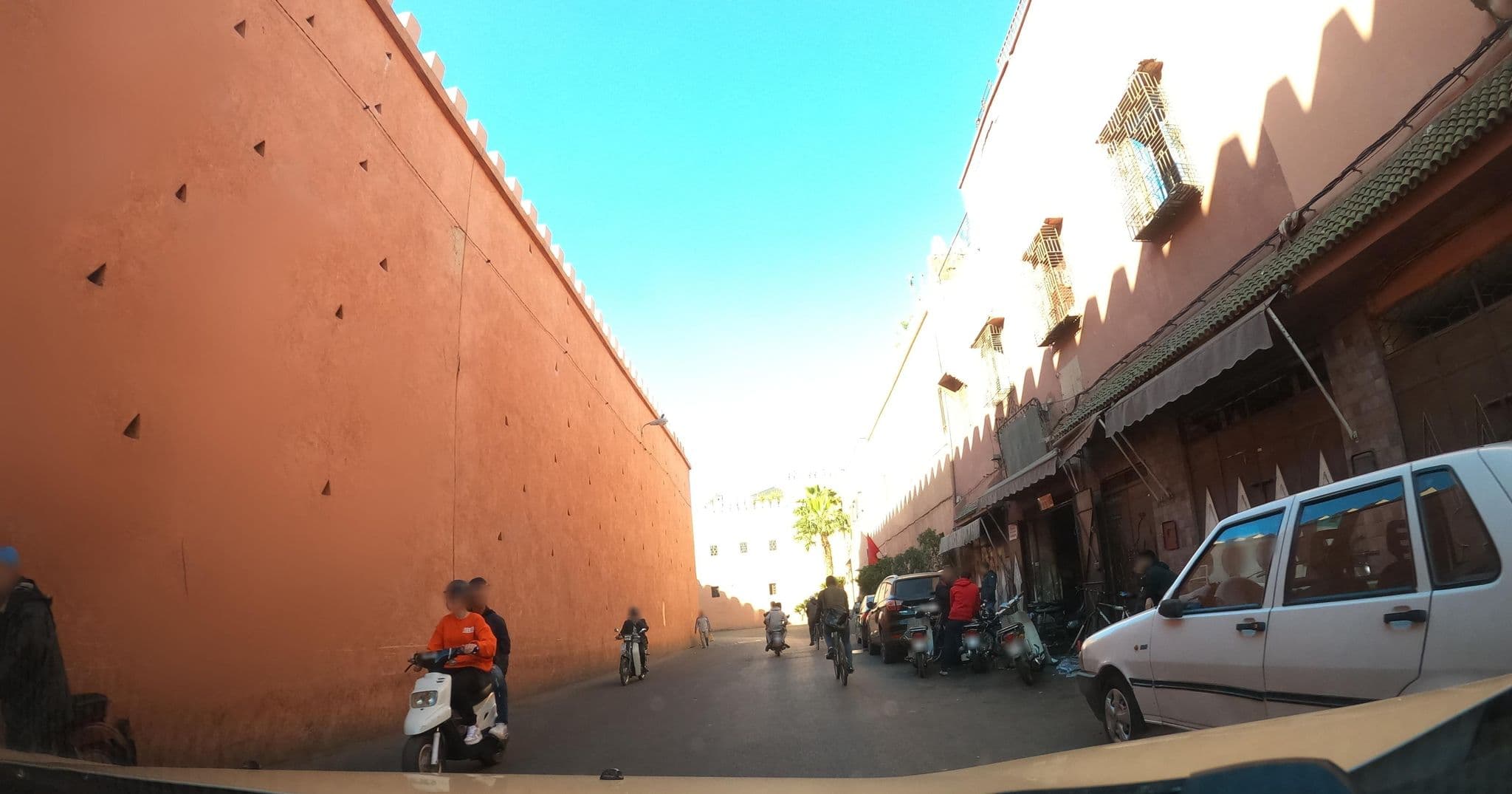 Street view near Dar Les Cigognes, Méchouar-Kasba — © masterofnoroad (CC BY-SA · Mapillary)