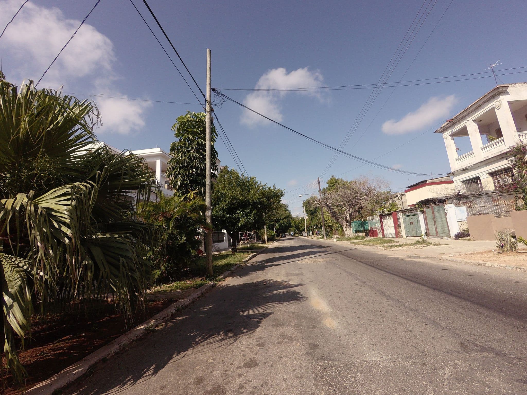 Street view near Napper House Boutique, Vedado