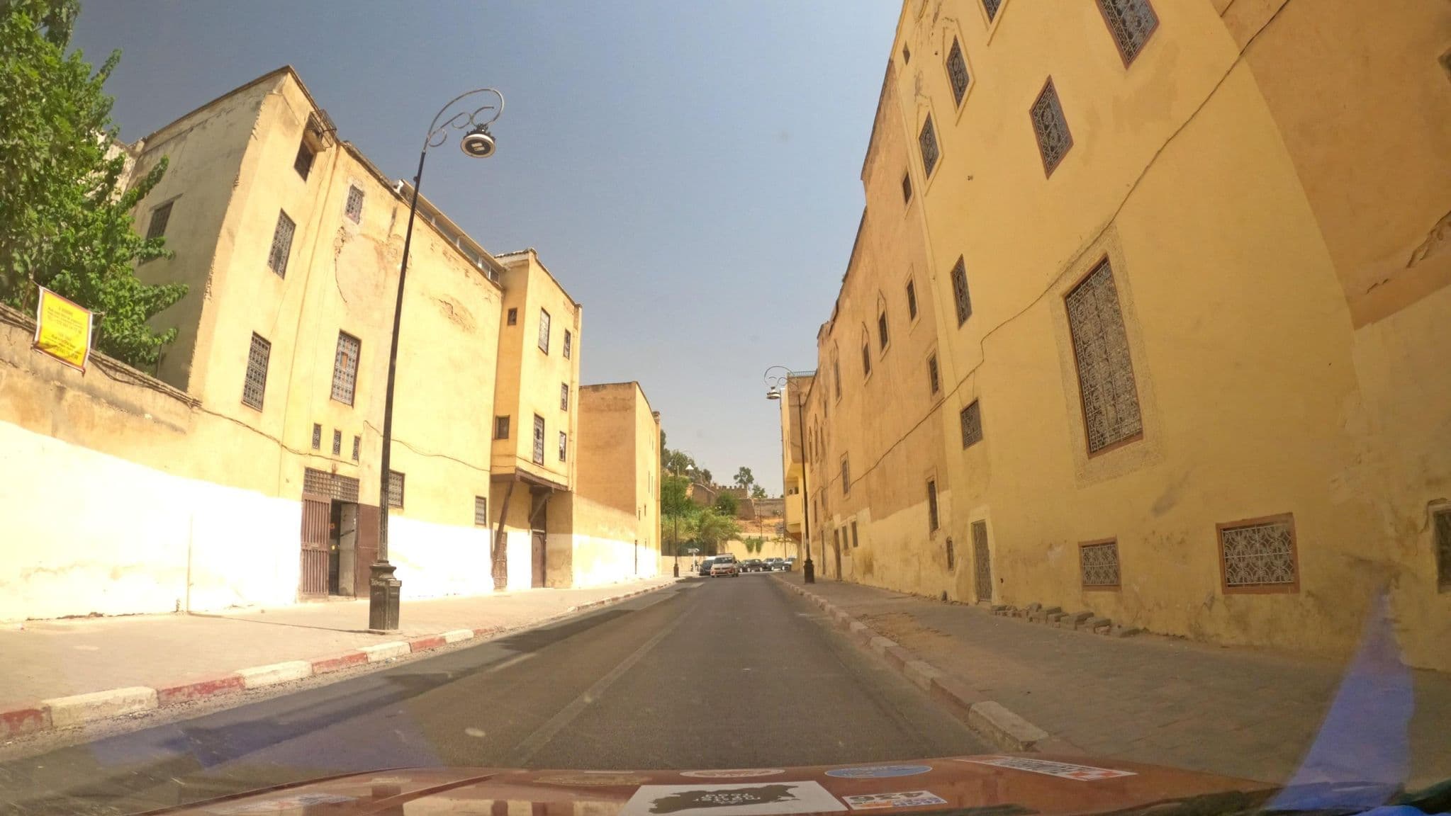 Street view near Ryad Boustan, Fès al Bali — © masterofnoroad (CC BY-SA · Mapillary)
