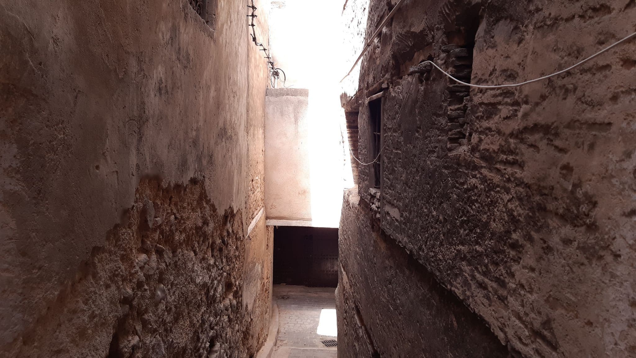 Street view near Dar Saffarine, Fès al Bali — © cyrille37 (CC BY-SA · Mapillary)