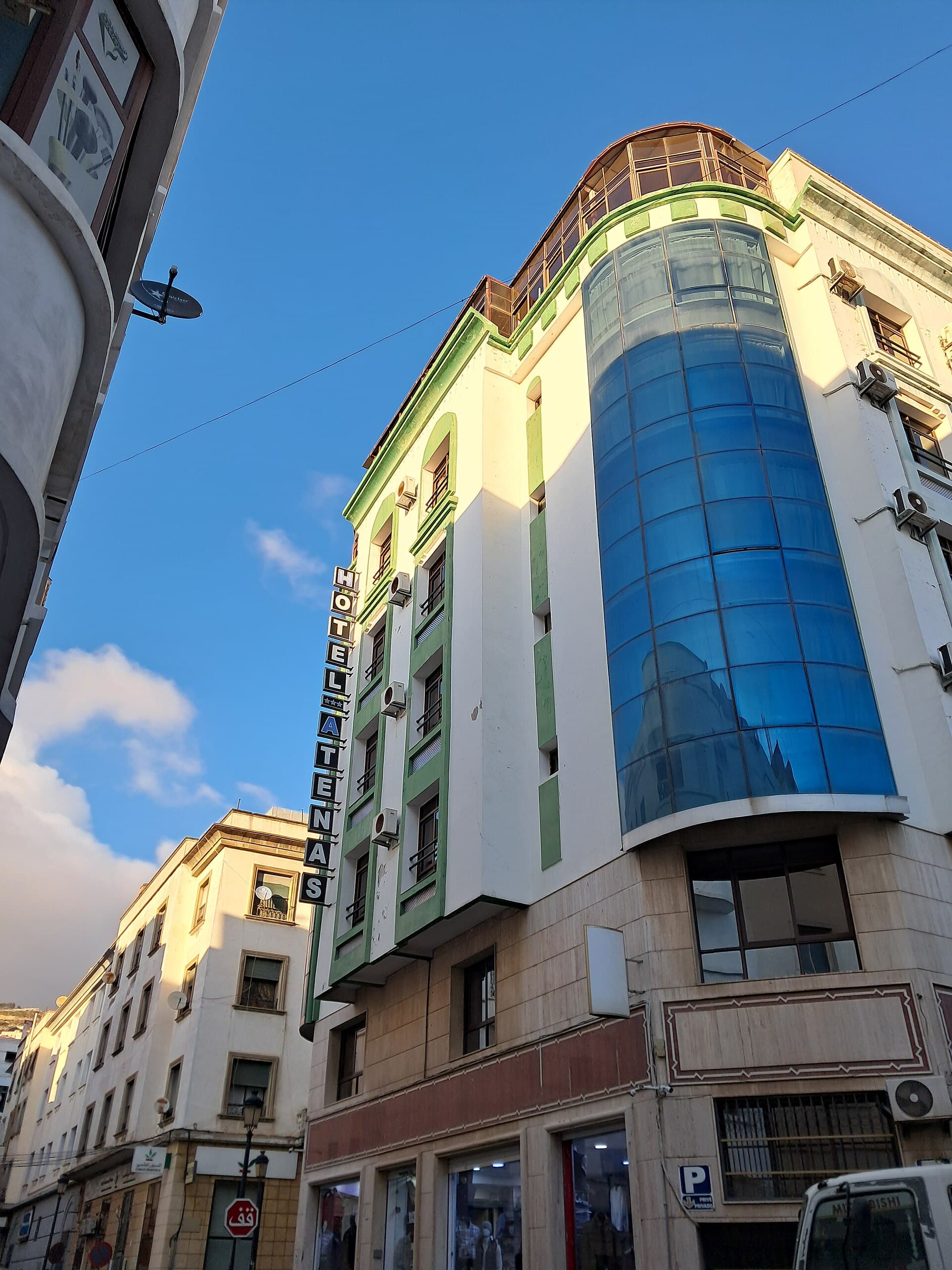 Hôtel Atenas (via Wikimedia Commons, CC BY-SA 4.0)