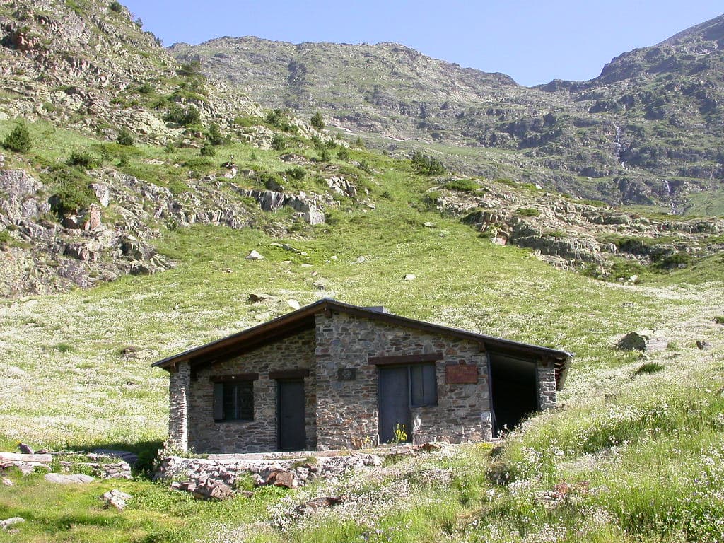 Refugi del Pla de l'Estany (via Wikimedia Commons, CC BY-SA 3.0)