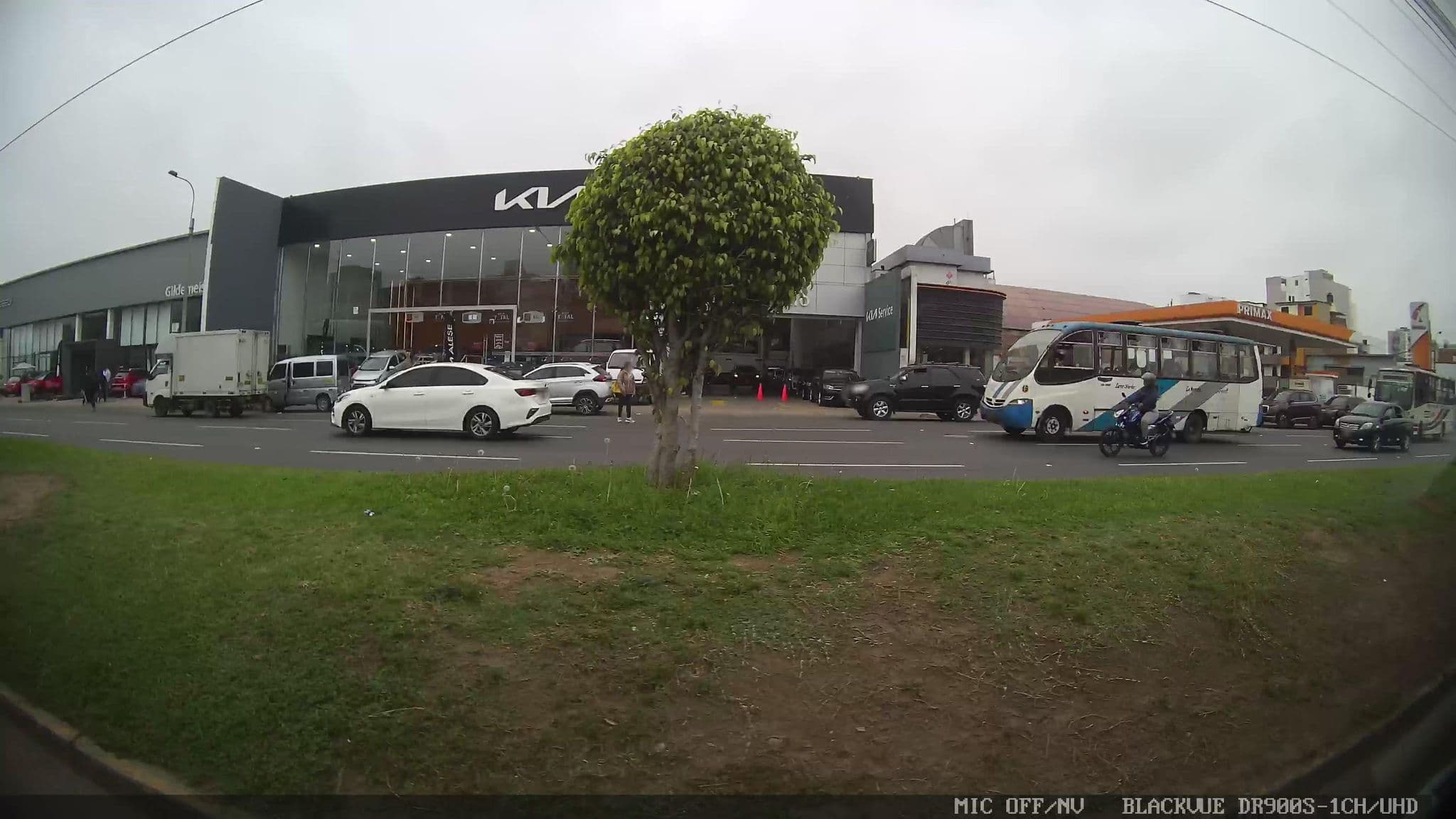 Street view near Hotel Oscars, Carmen De La Legua Reynoso — © kaart_1 (CC BY-SA · Mapillary)